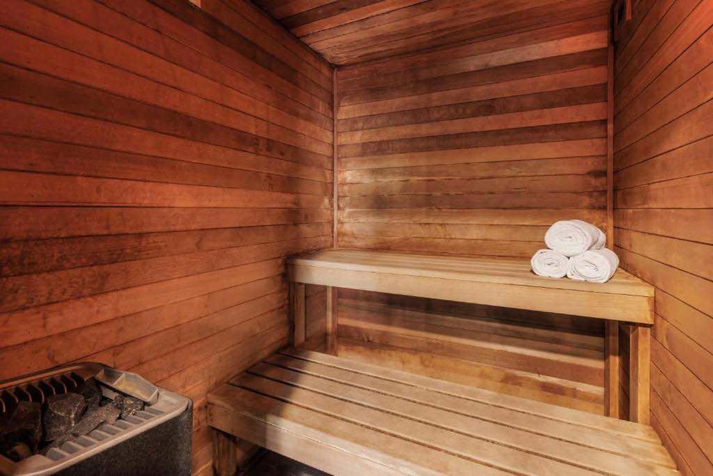 Entire 1 BR Southbank Apartment - Gym Pool Sauna 1 step to Crown Casino