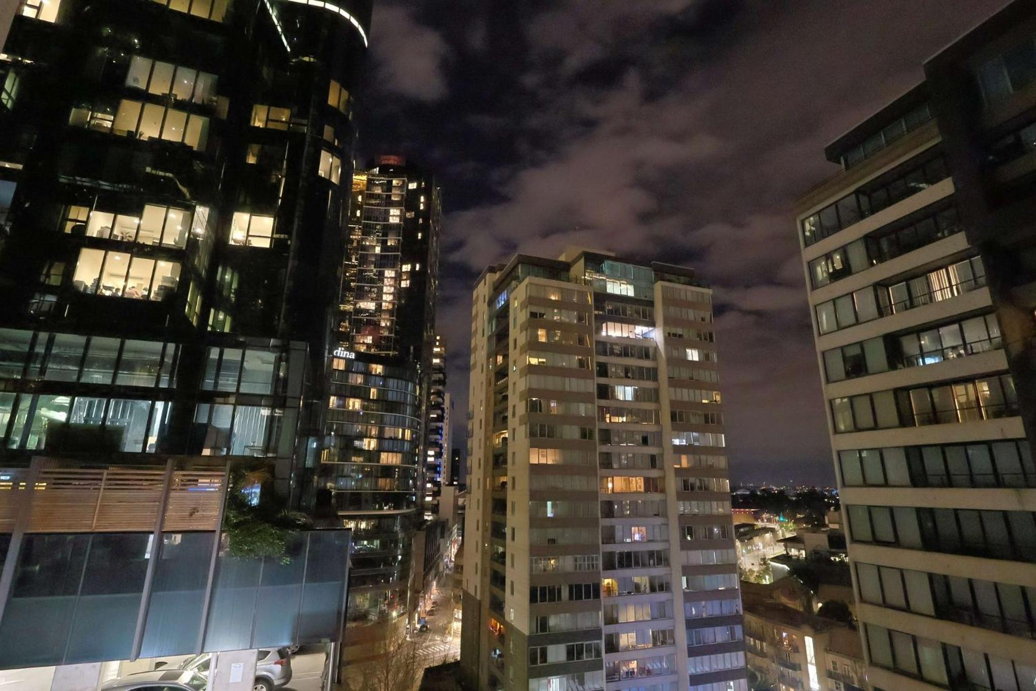 Entire 1 BR Southbank Apartment - Gym Pool Sauna 1 step to Crown Casino