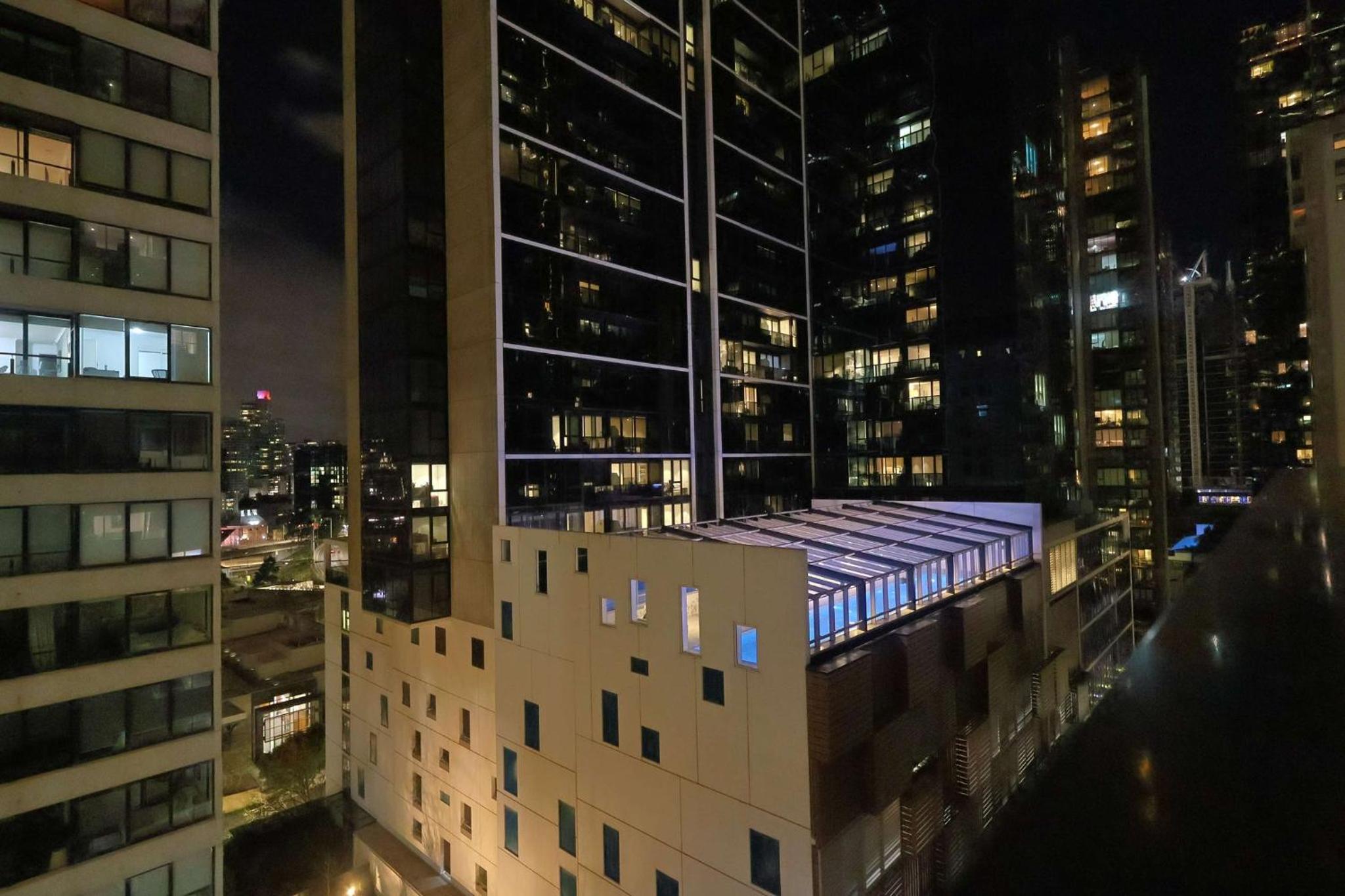 Entire 1 BR Southbank Apartment - Gym Pool Sauna 1 step to Crown Casino
