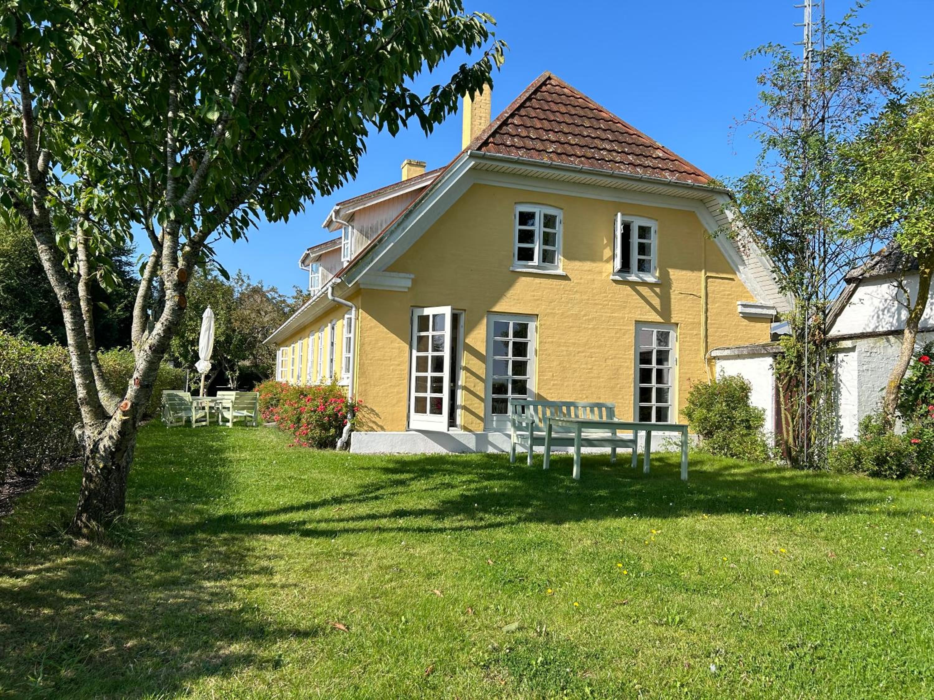 Strandgården på Skarø med færge fra Svendborg