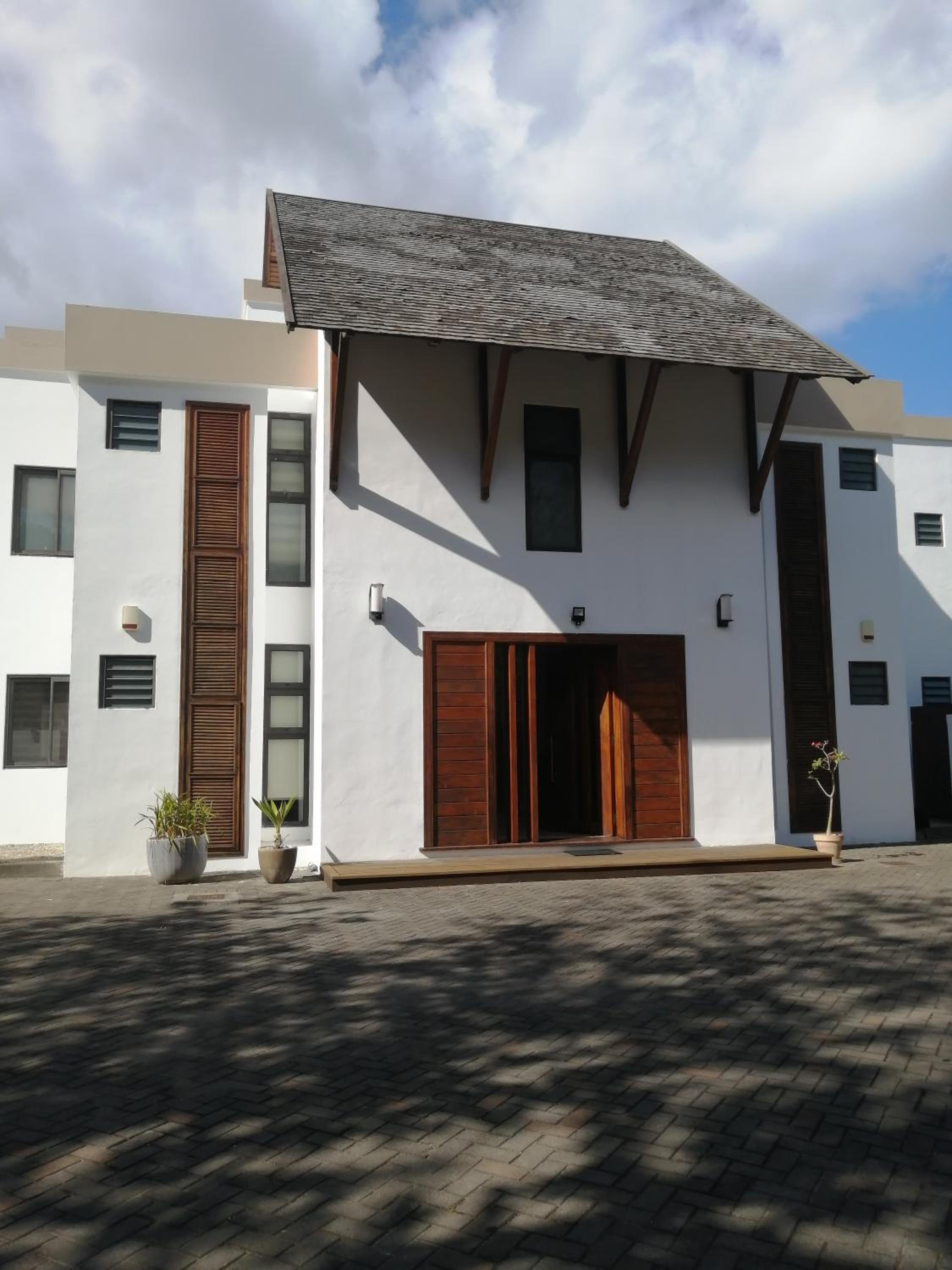 Hotel Olana Blue - Beachfront apartment - Image 1