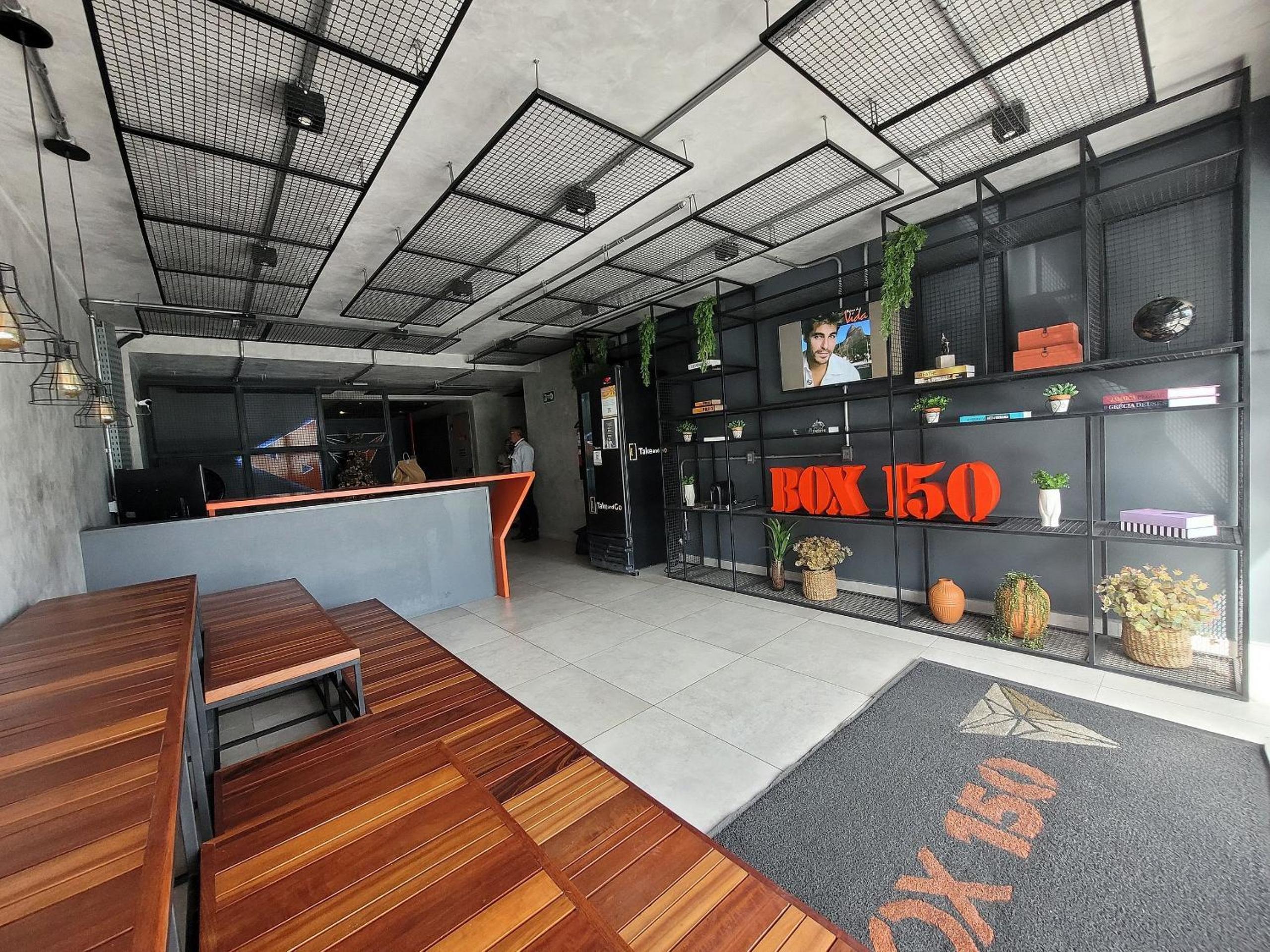 Studio com Varanda a 100 metros da praia