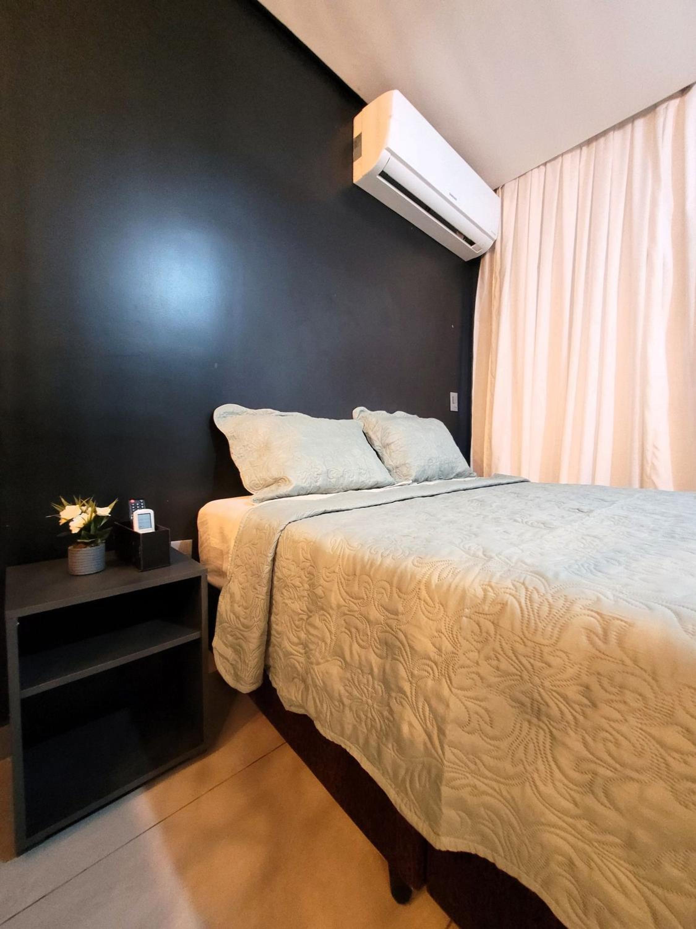 Studio com varanda 100 metros da praia
