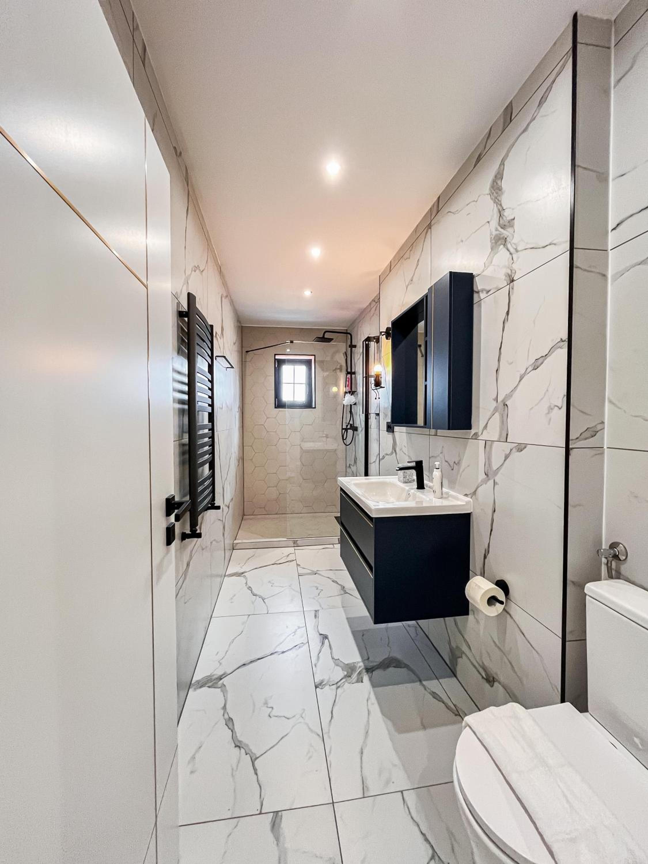 November Apartment - Newly Renovated Central Apartment near Theatre, Old Town