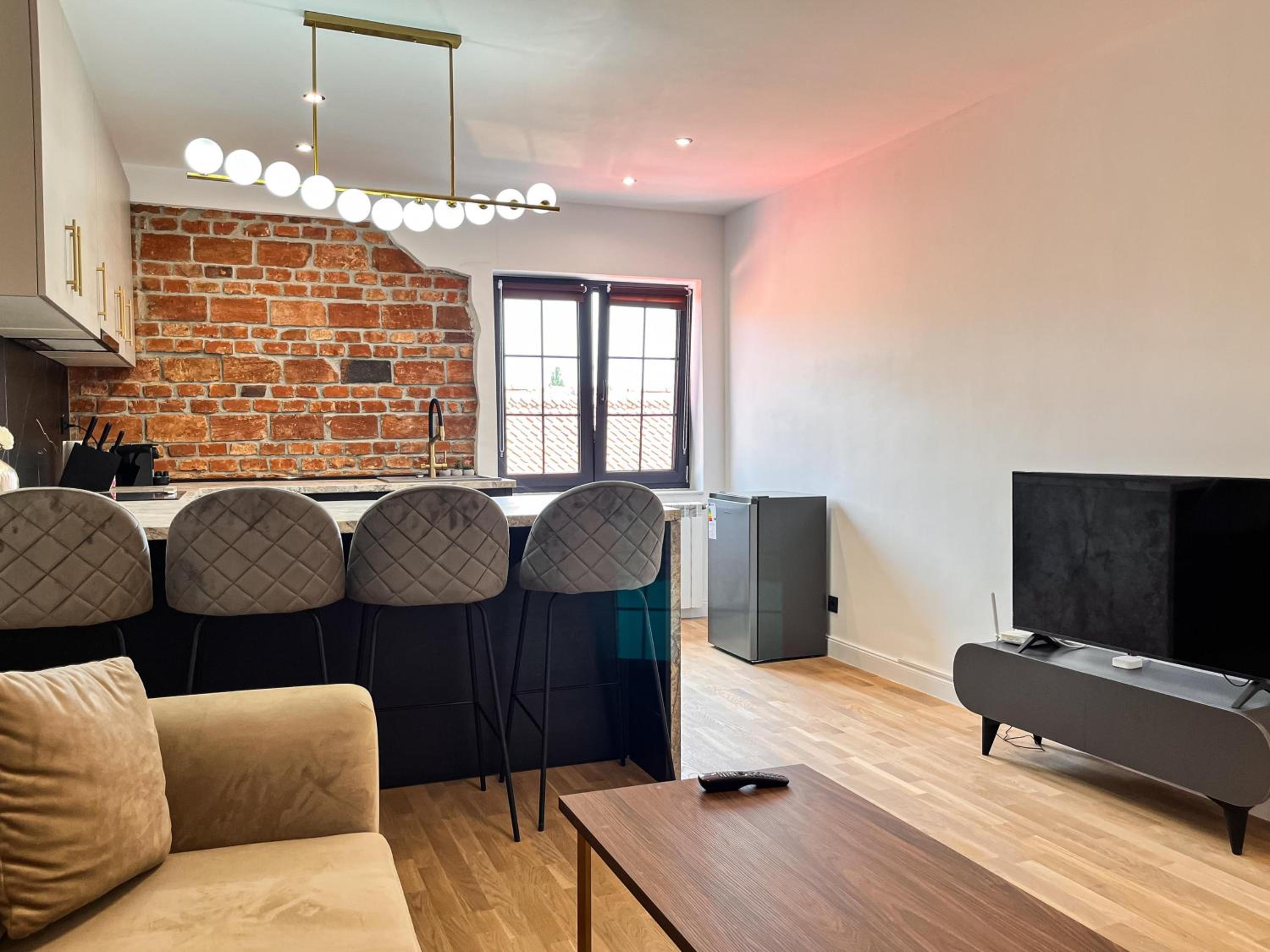 November Apartment - Newly Renovated Central Apartment near Theatre, Old Town