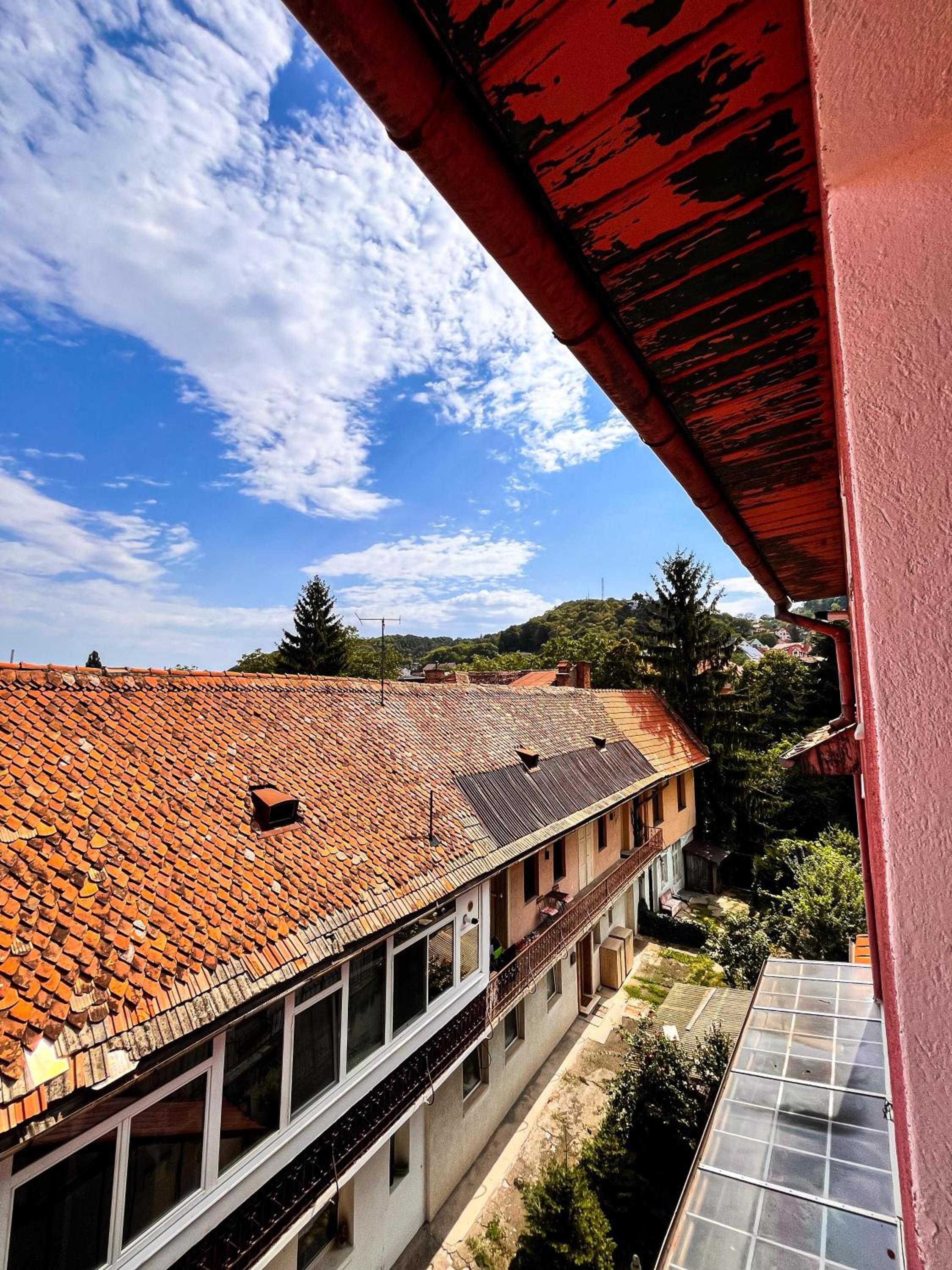 November Apartment - Newly Renovated Central Apartment near Theatre, Old Town