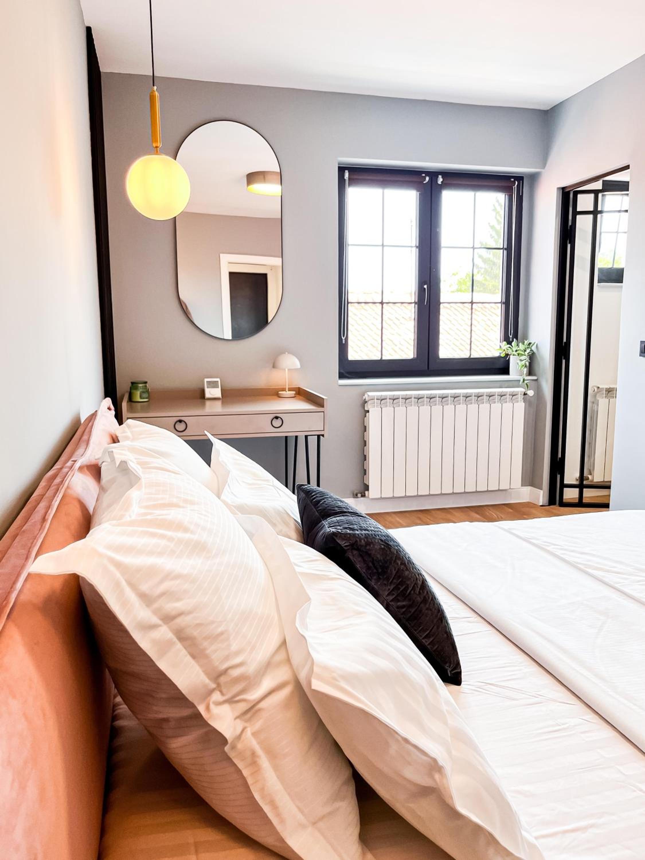 November Apartment - Newly Renovated Central Apartment near Theatre, Old Town