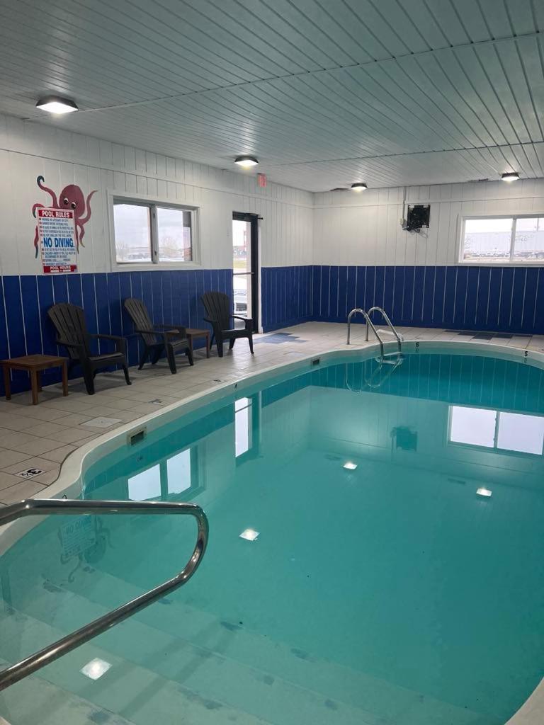 Ramada by Wyndham Effingham view 5