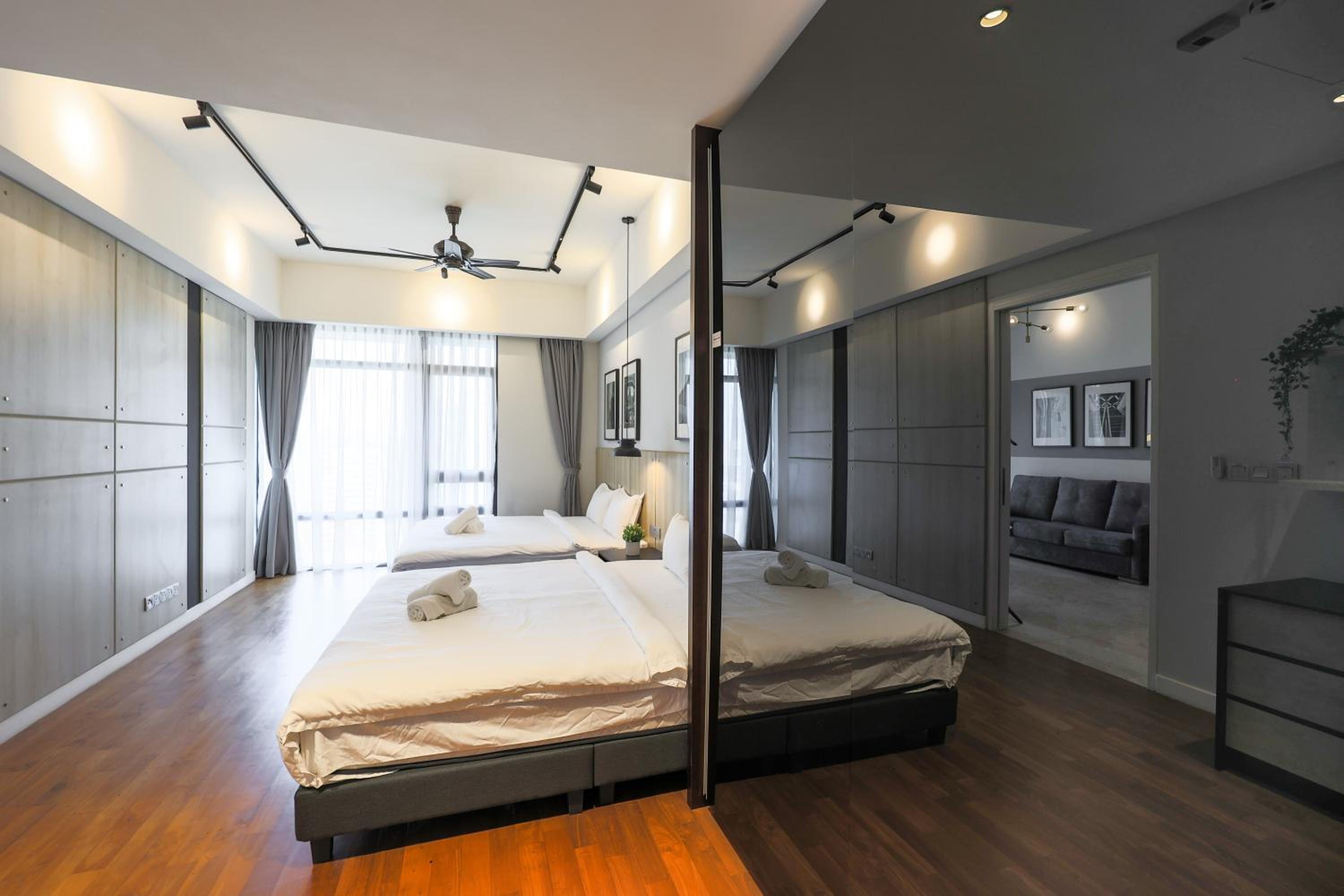 双子塔附近 高级泳池 二床 可住四人 大床