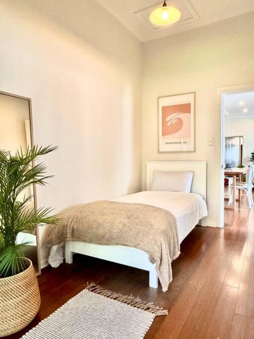Coastal Bondi Beach House - Incredible Location