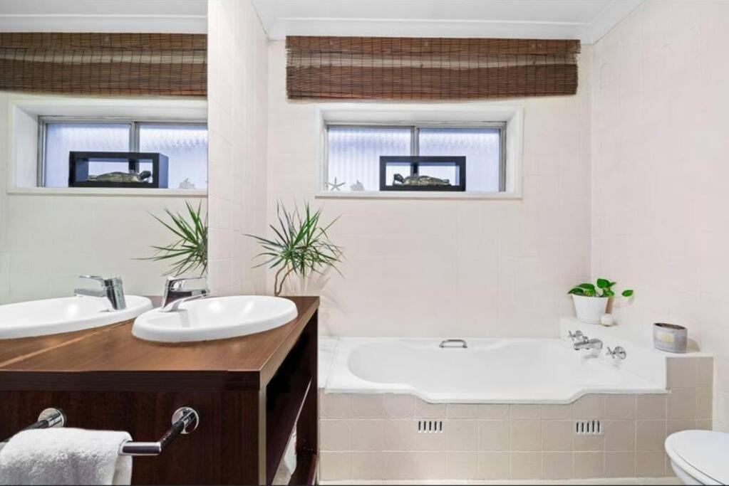 Coastal Bondi Beach House - Incredible Location