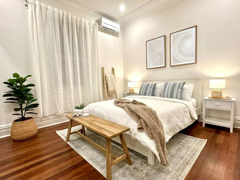Coastal Bondi Beach House - Incredible Location