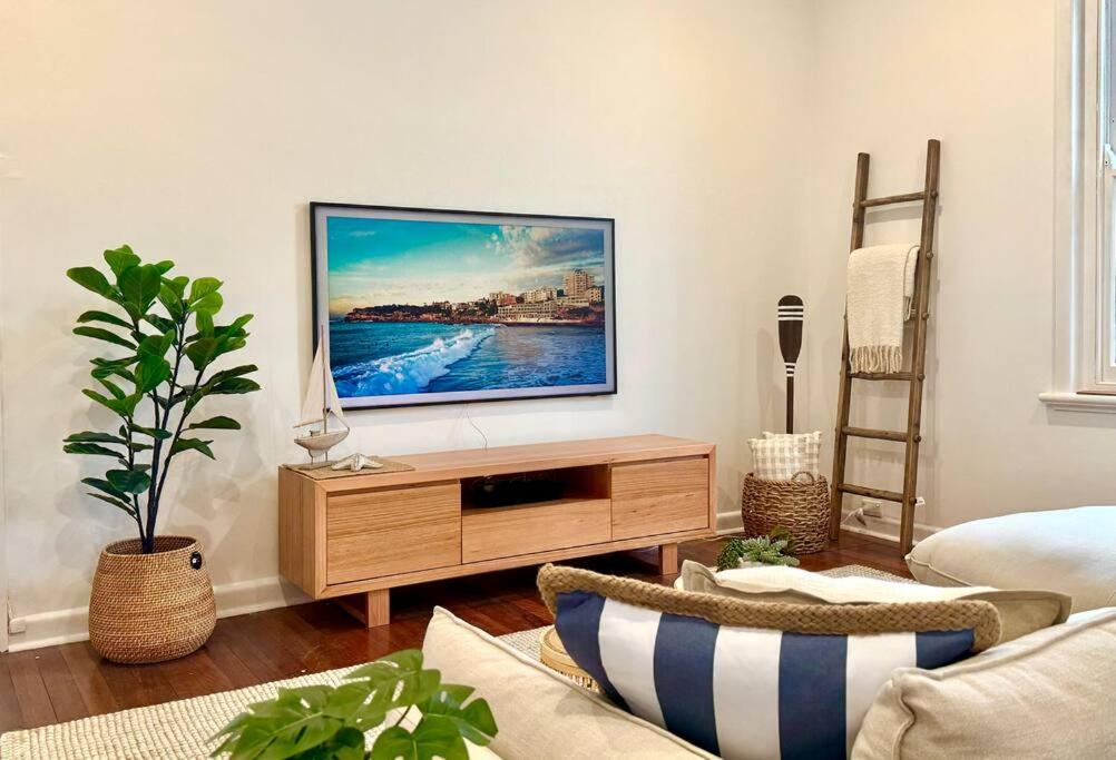 Coastal Bondi Beach House - Incredible Location