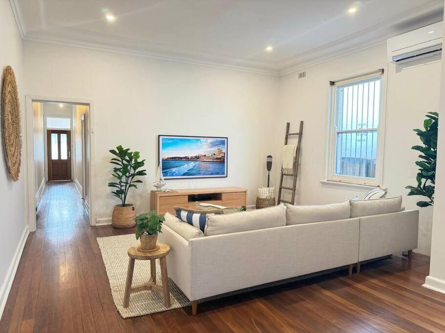 Coastal Bondi Beach House - Incredible Location