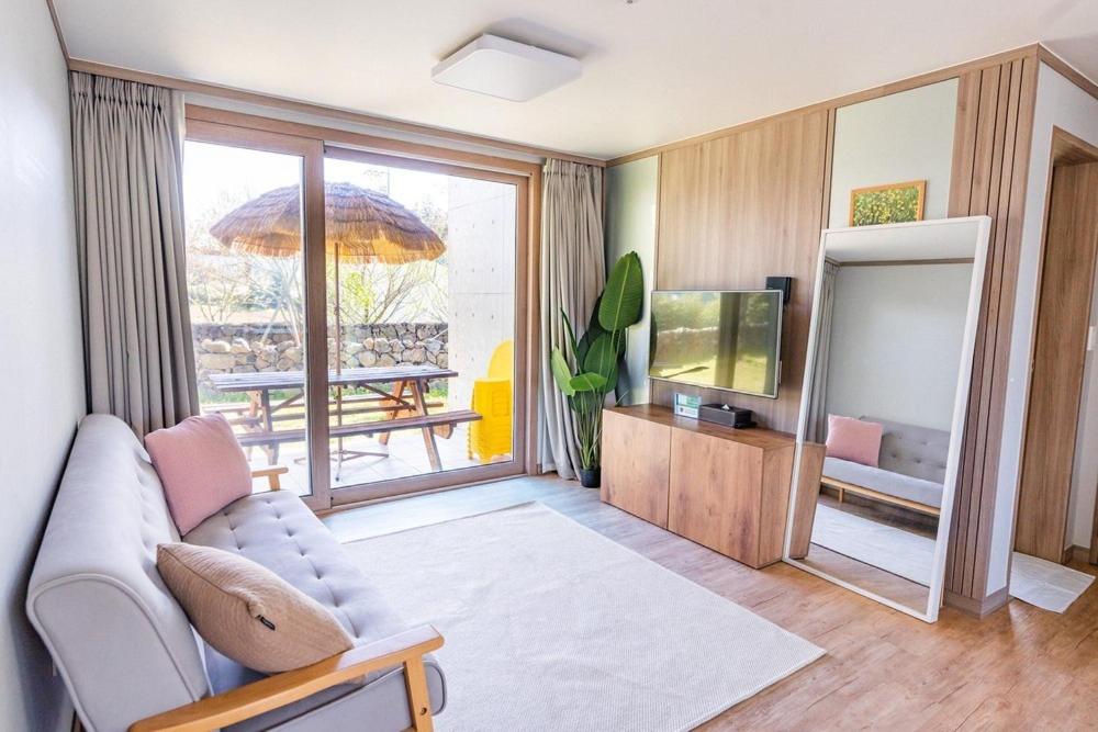 Jeju Aewolae Hyuyang Pension view 3