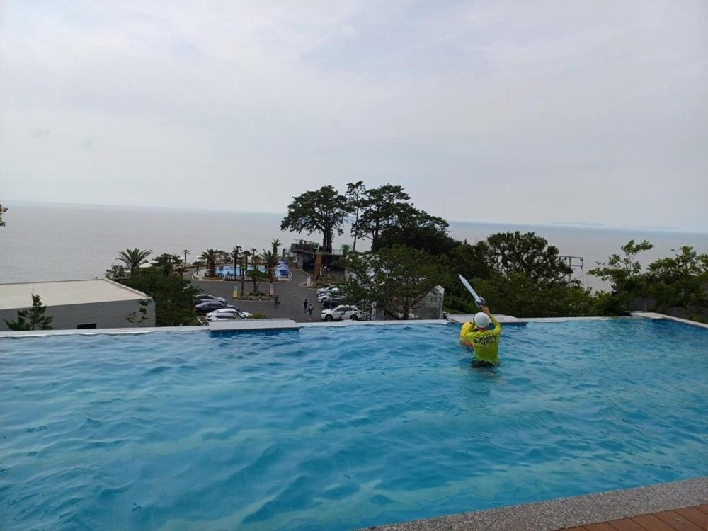 Road96 Caravan and Poolvilla