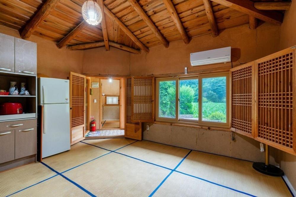 Yeongyang Daetigol Red Clay Room