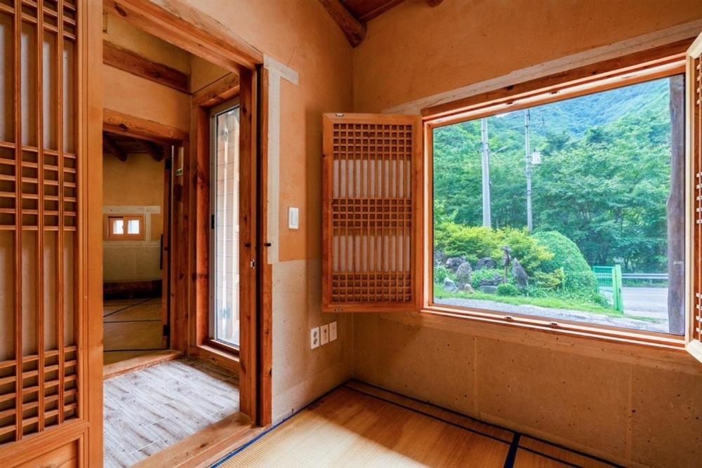 Yeongyang Daetigol Red Clay Room