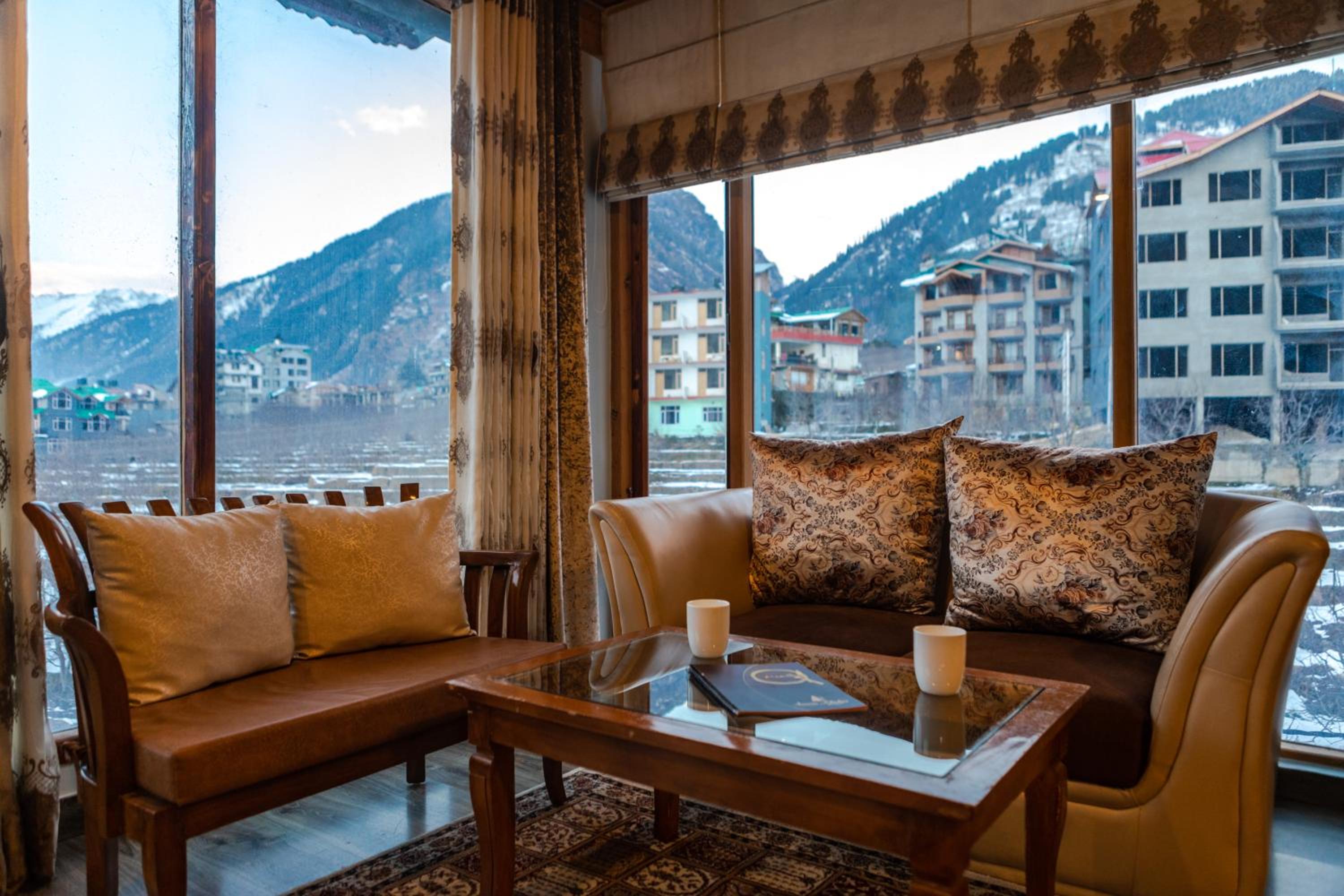 Snow Flakes Resort And Spa Centrally Heated Luxury Resort