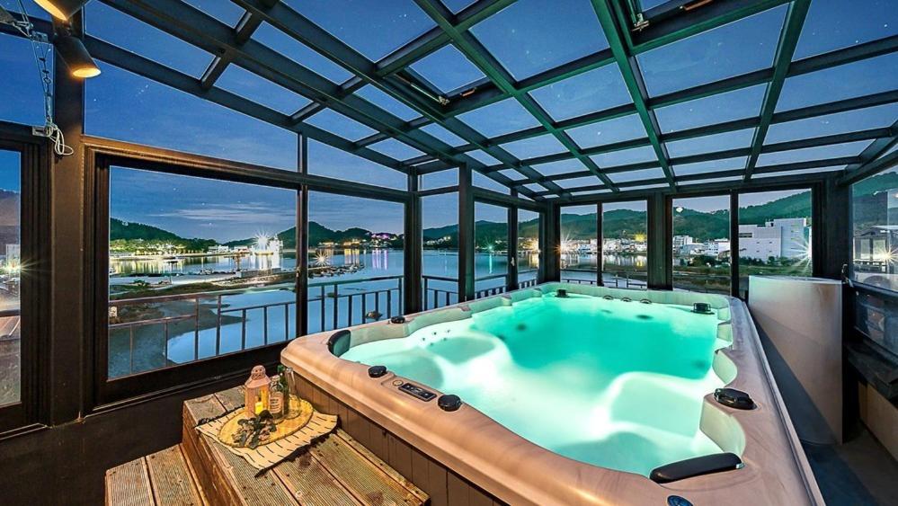 Geojedo Modern 239 Pension Spa, Netflix, Munhwanuri, Geoje - 4