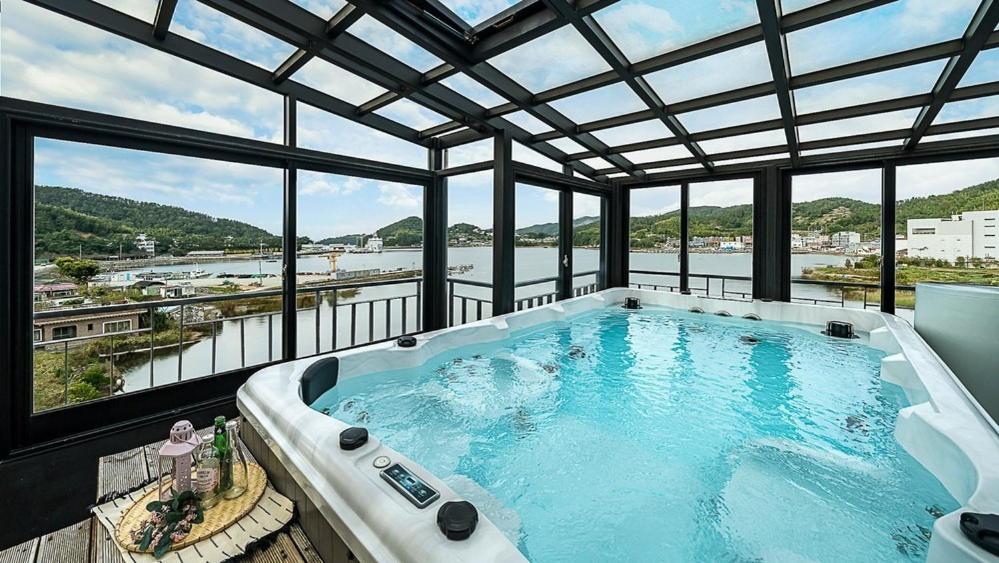 Geojedo Modern 239 Pension Spa, Netflix, Munhwanuri, Geoje - 9