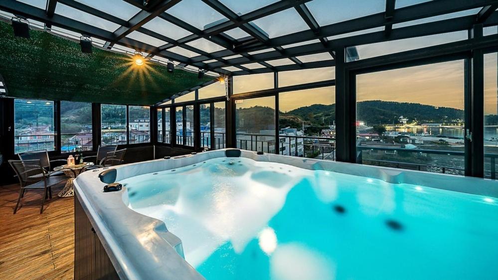 Geojedo Modern 239 Pension Spa, Netflix, Munhwanuri, Geoje - 5