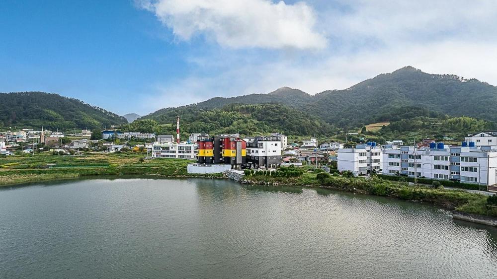 Geojedo Modern 239 Pension Spa, Netflix, Munhwanuri, Geoje - 13
