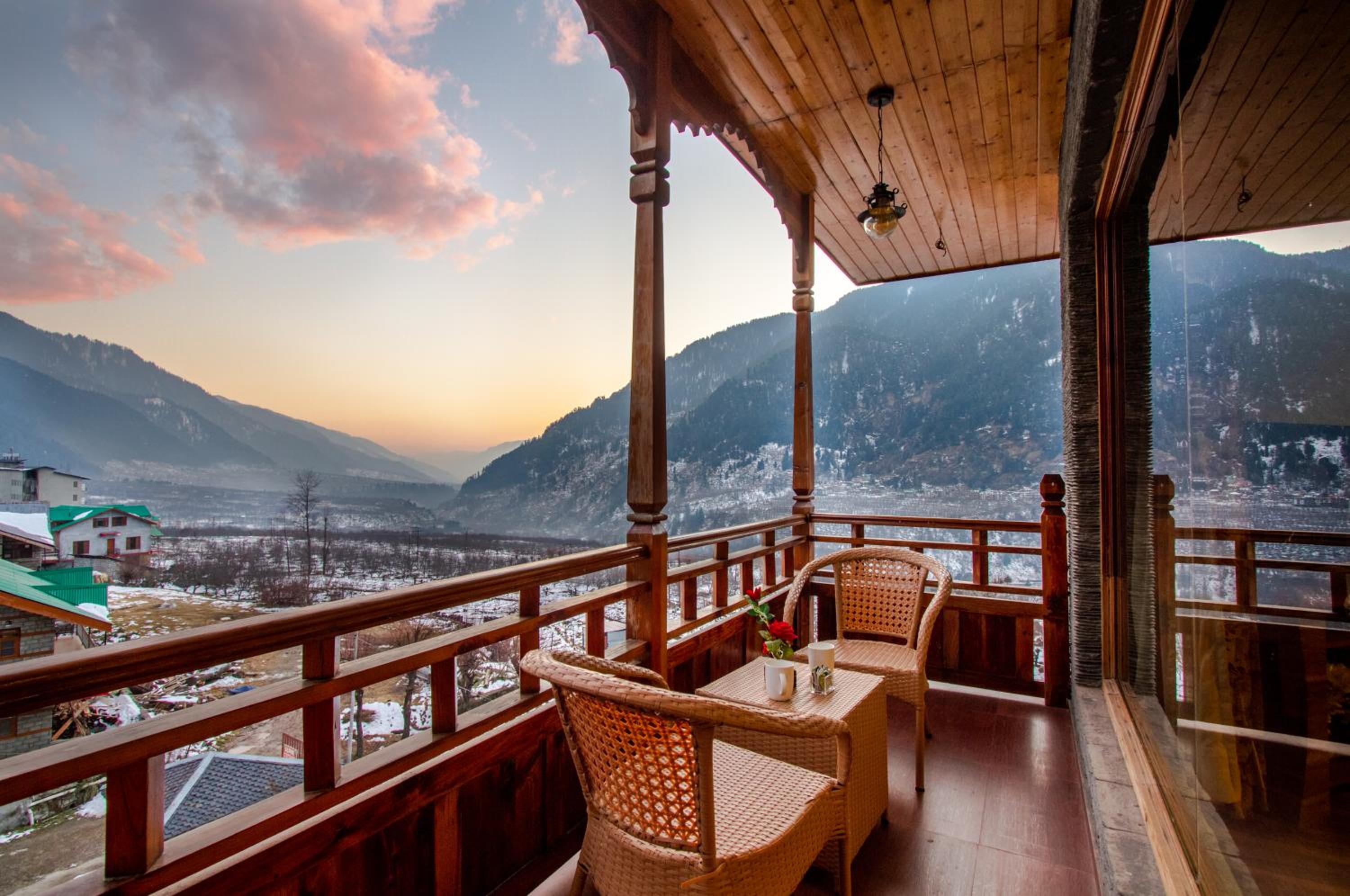 Snow Flakes Resort And Spa Centrally Heated Luxury Resort