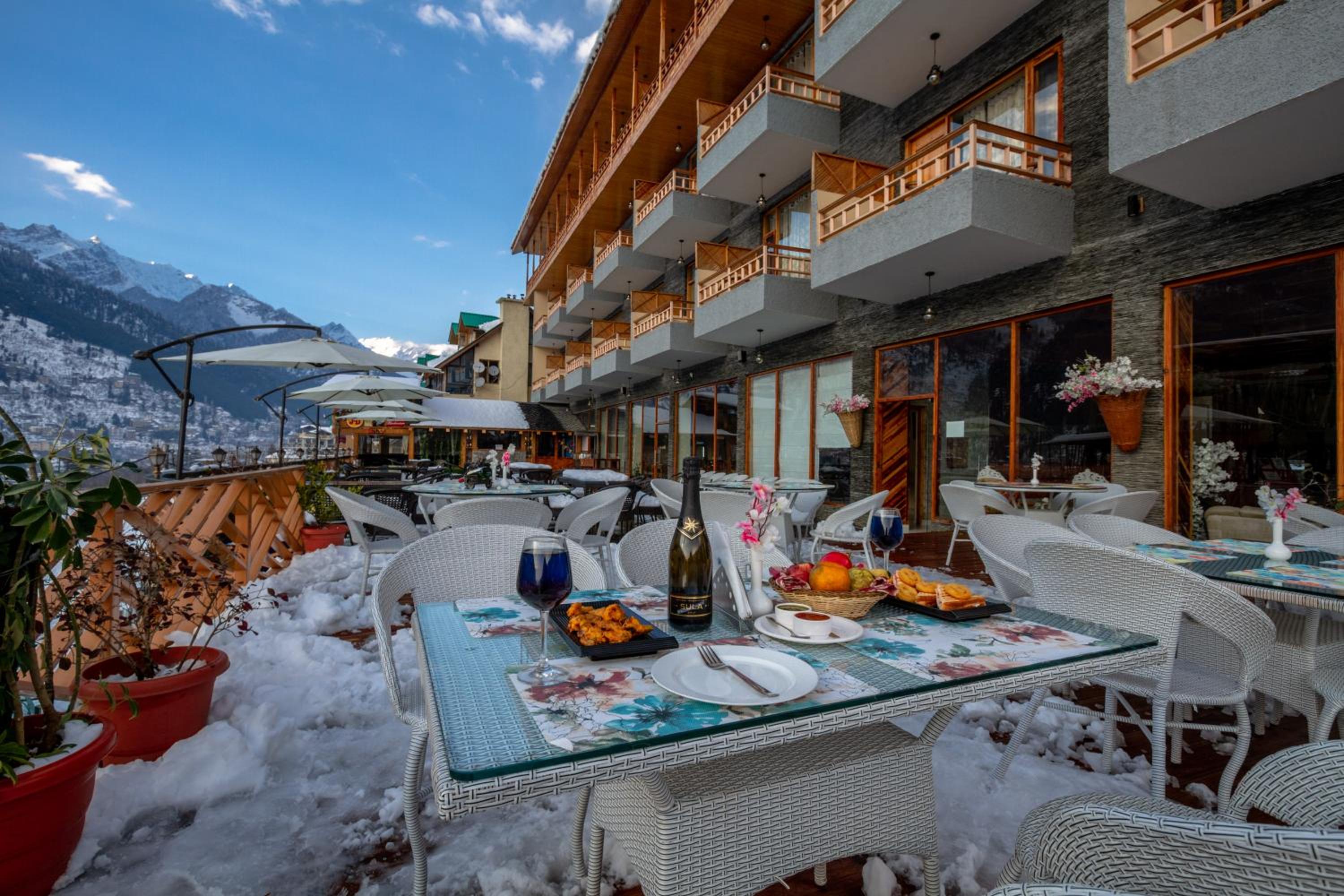 Snow Flakes Resort And Spa Centrally Heated Luxury Resort