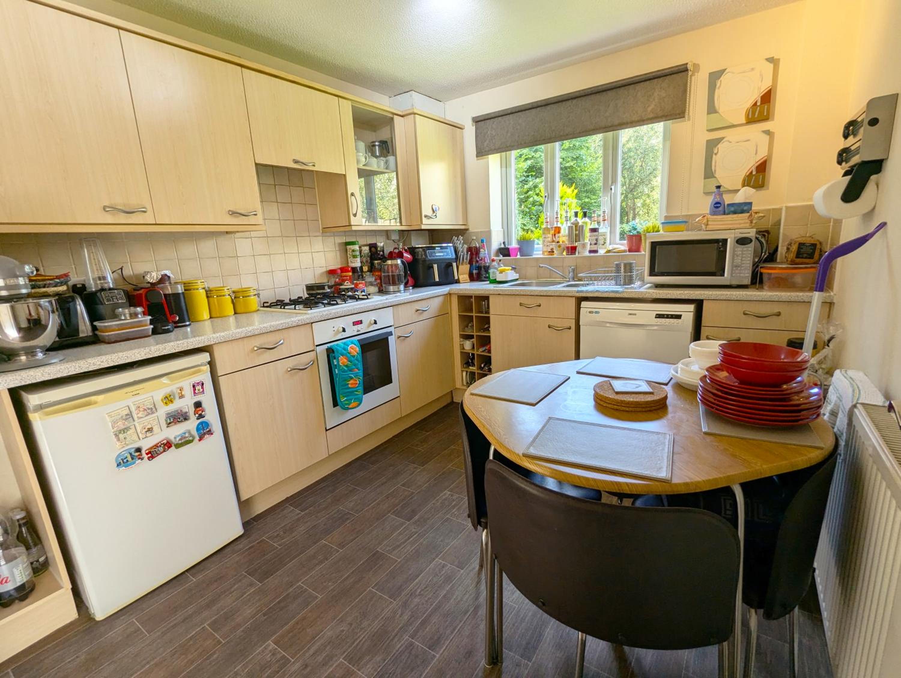 Spacious 4 Bed Riverside Home photo 3