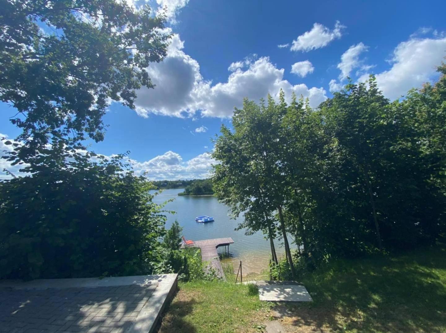 Pirtis su kubilu ant ežero kranto Birvarelax view 2