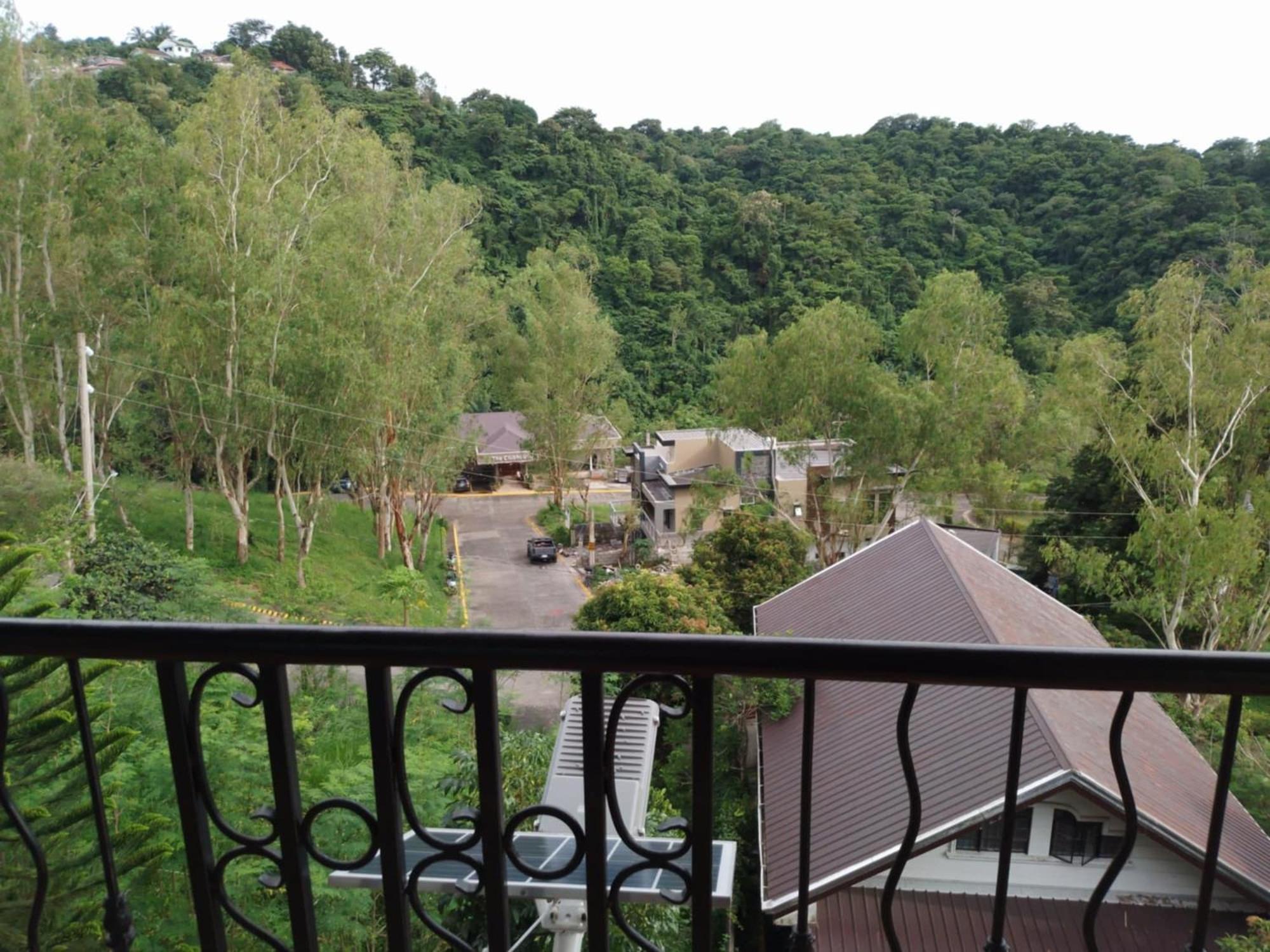 Roades Rest house Tagaytay view 4