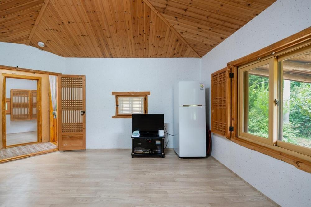 Yeongyang Daetigol Red Clay Room