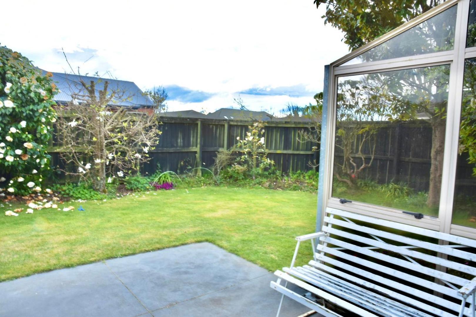 Sunny Garden Retreat - 3-BR Home near Mall, City & Airport view 3