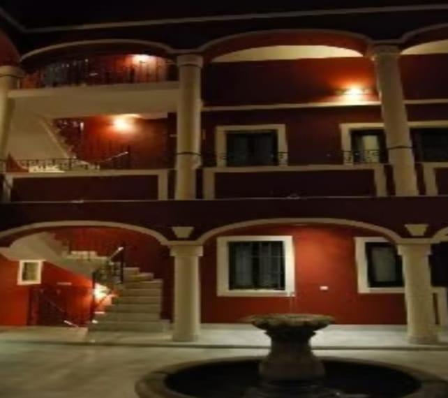 patio de luja centro parking y piscina