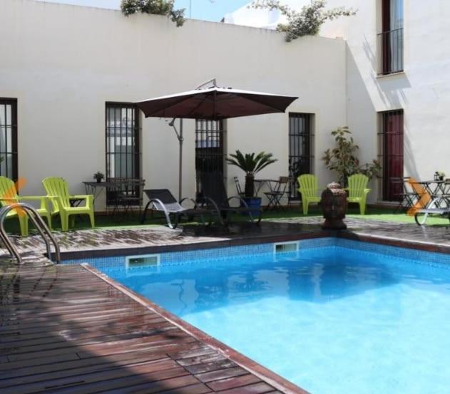 patio de luja centro parking y piscina