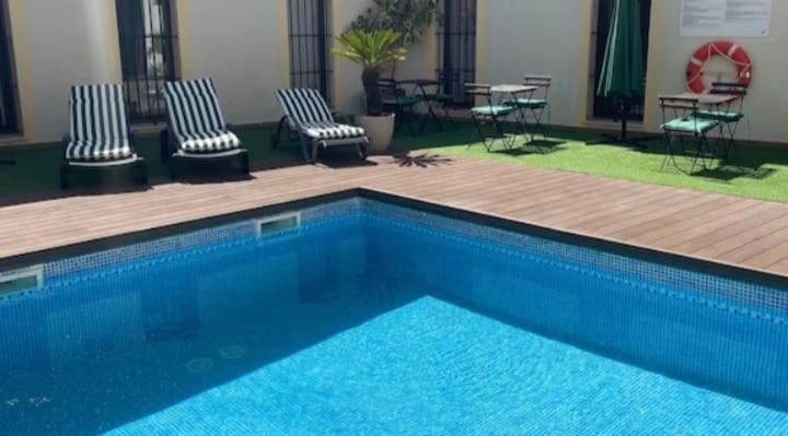 patio de luja centro parking y piscina