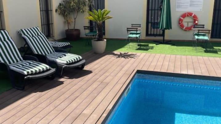 patio de luja centro parking y piscina