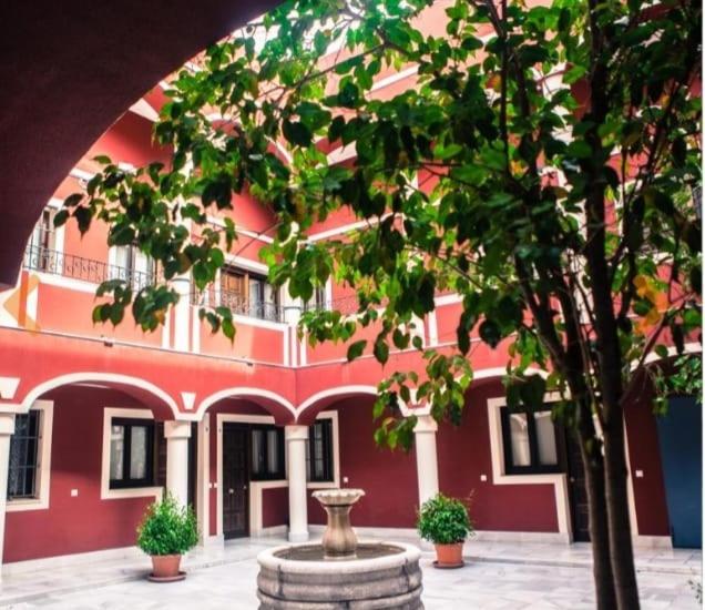 patio de luja centro parking y piscina