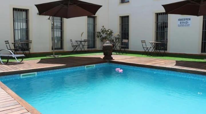 patio de luja centro parking y piscina