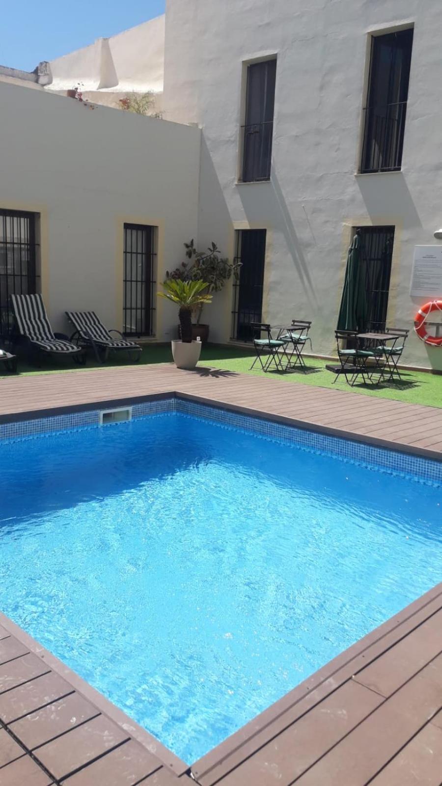 patio de luja centro parking y piscina