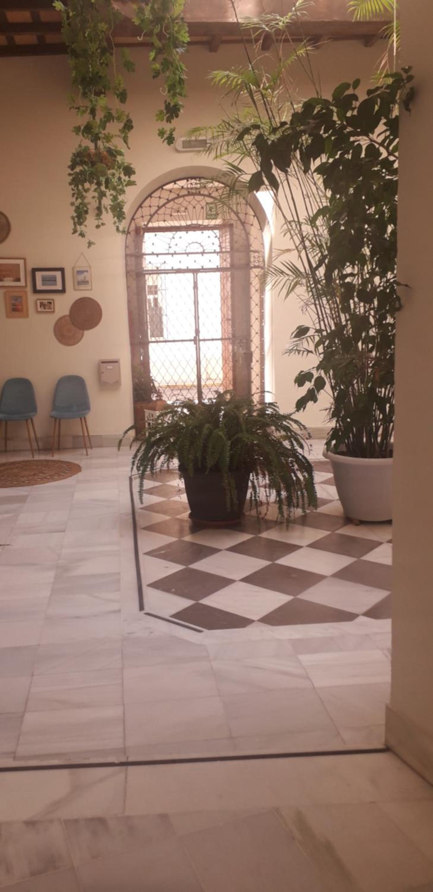 patio de luja centro parking y piscina