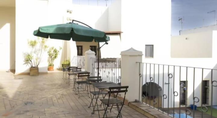 patio de luja centro parking y piscina