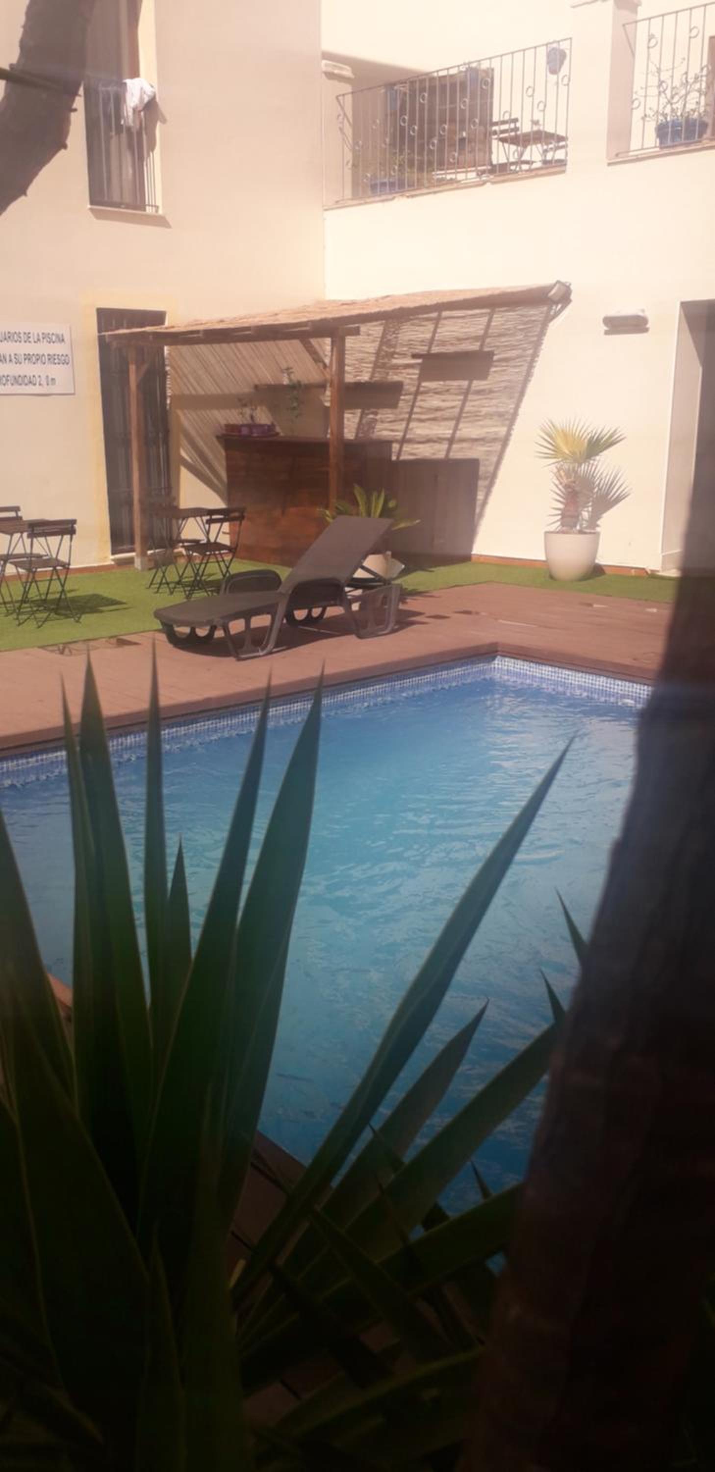 patio de luja centro parking y piscina