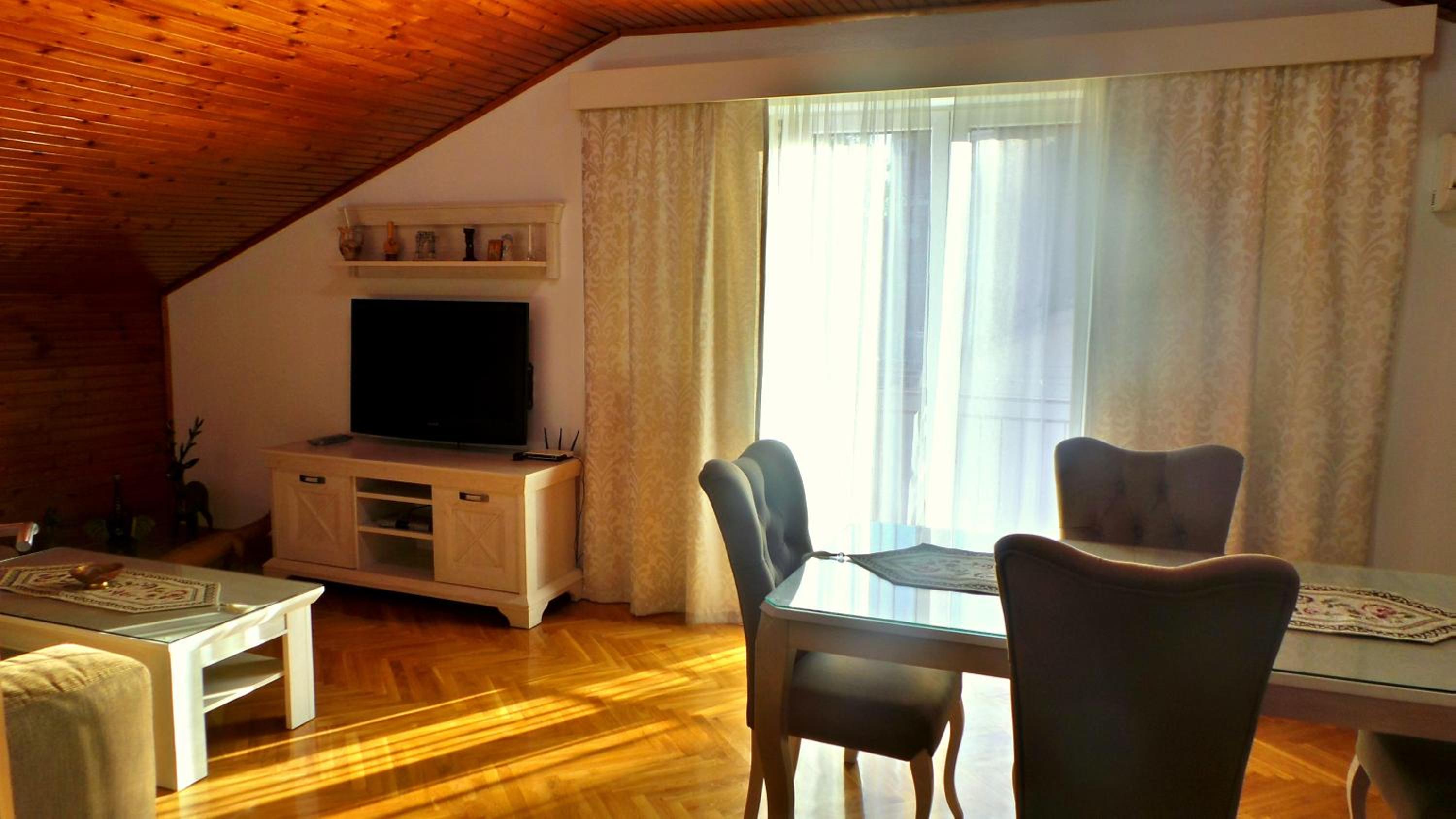 El Mar Apartments