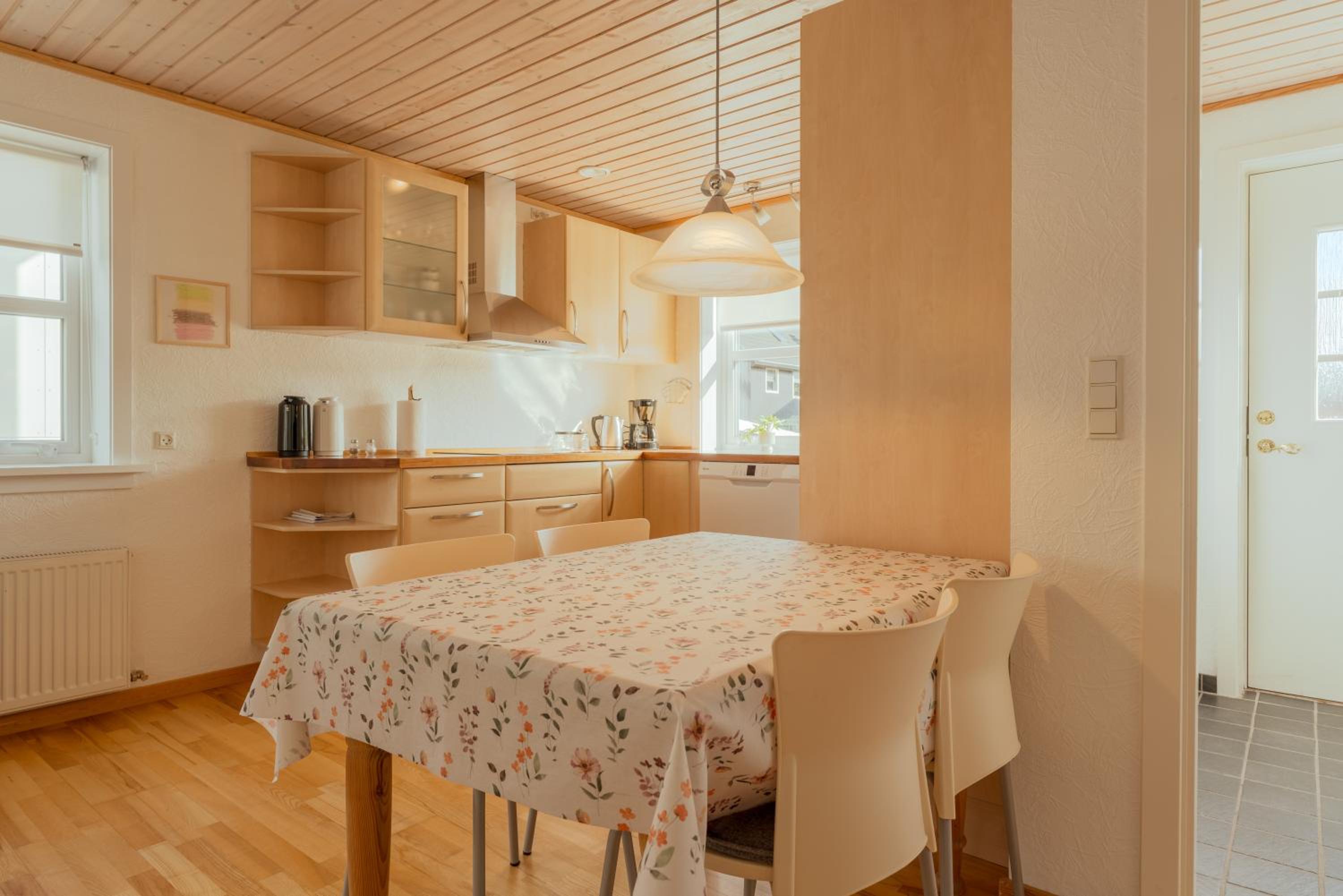 Lovely 2 BR Apartment - Parking - Quiet Street view 2