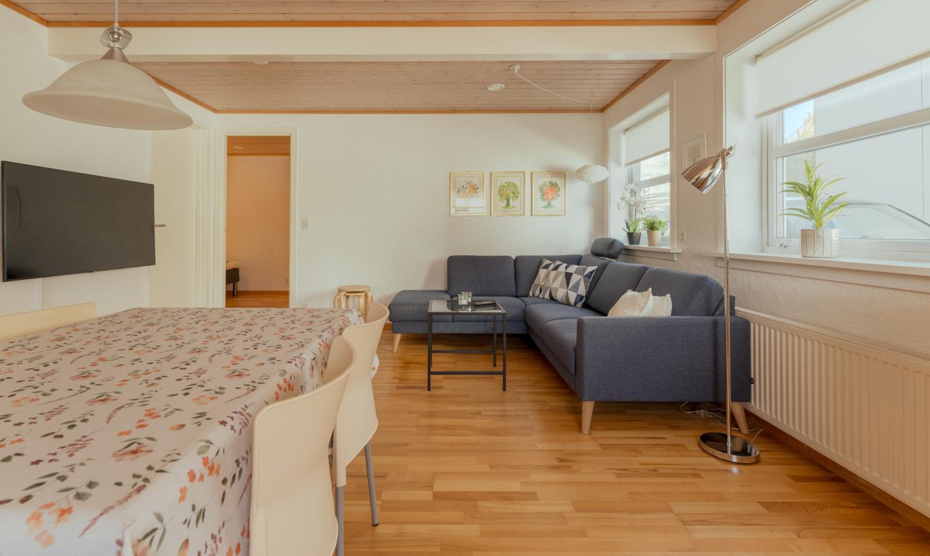 Lovely 2 BR Apartment - Parking - Quiet Street view 5