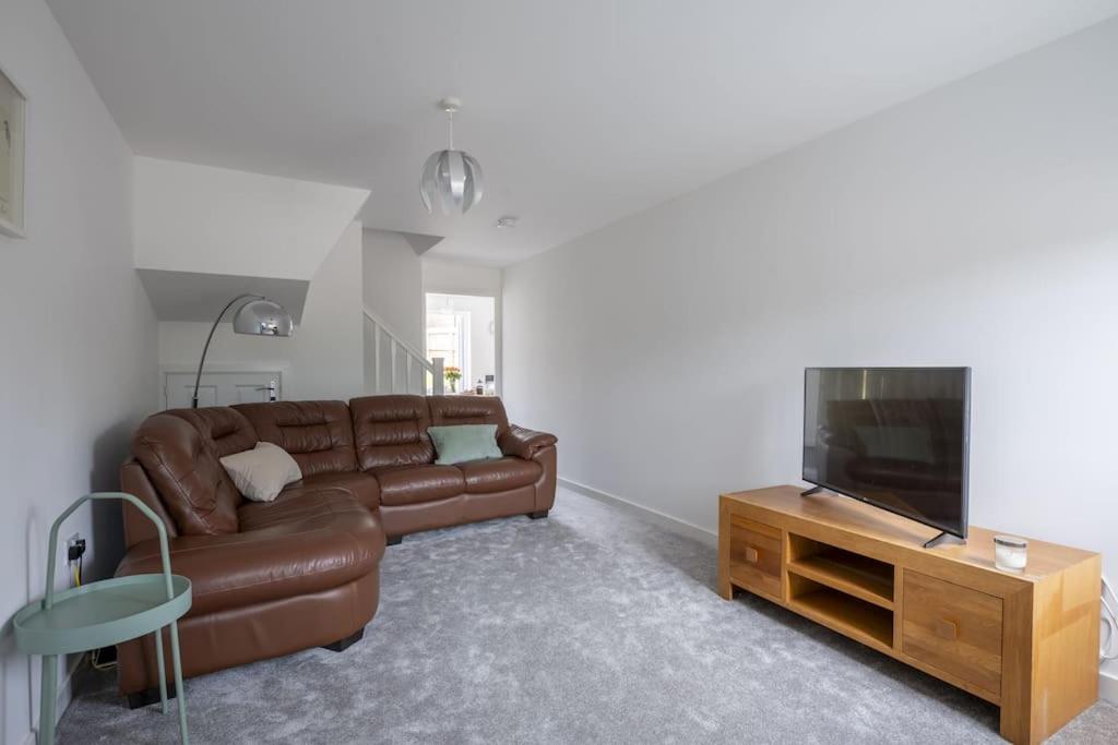 Cosy 3 Bed Near Beaches, Cardiff & Brecon Beacons view 5