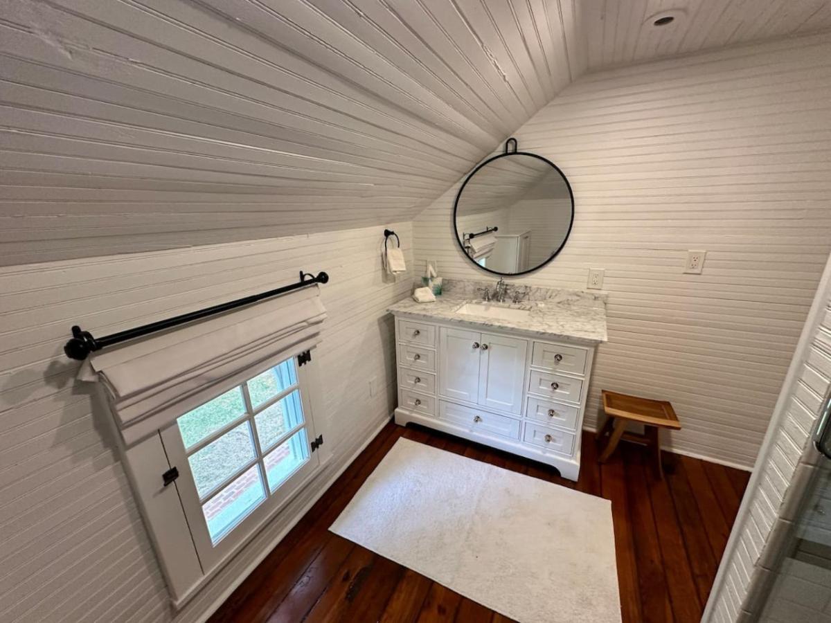 Newly Renovated Carriage House
