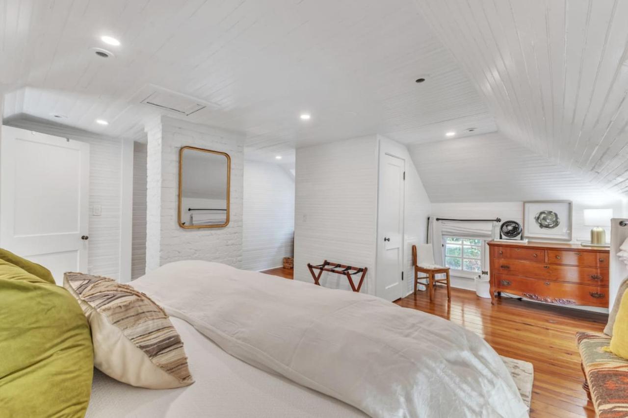 Newly Renovated Carriage House